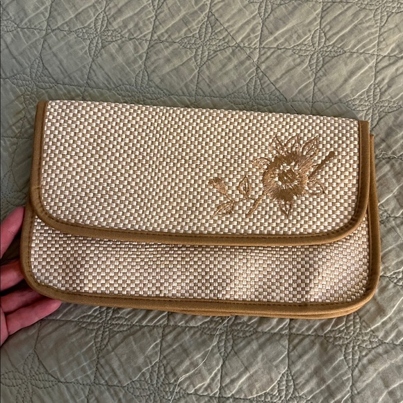 Vintage Woven Straw Clutch, with a floral embroidery design - Picture 13 of 15